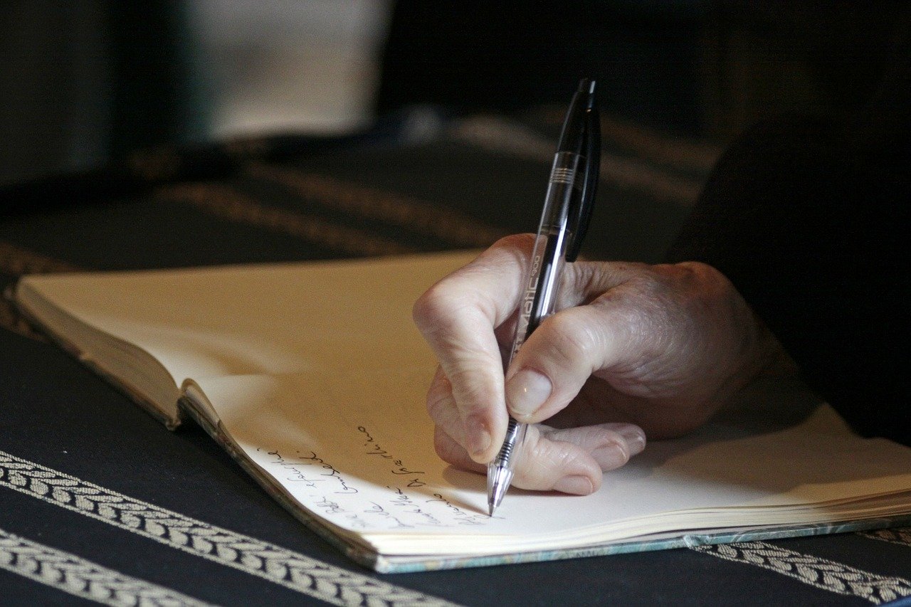 Hombre escribiendo. | Foto: Pixabay