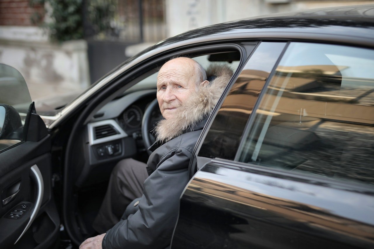 Photo of an elderly man sitting in his car | Photo: Pexels