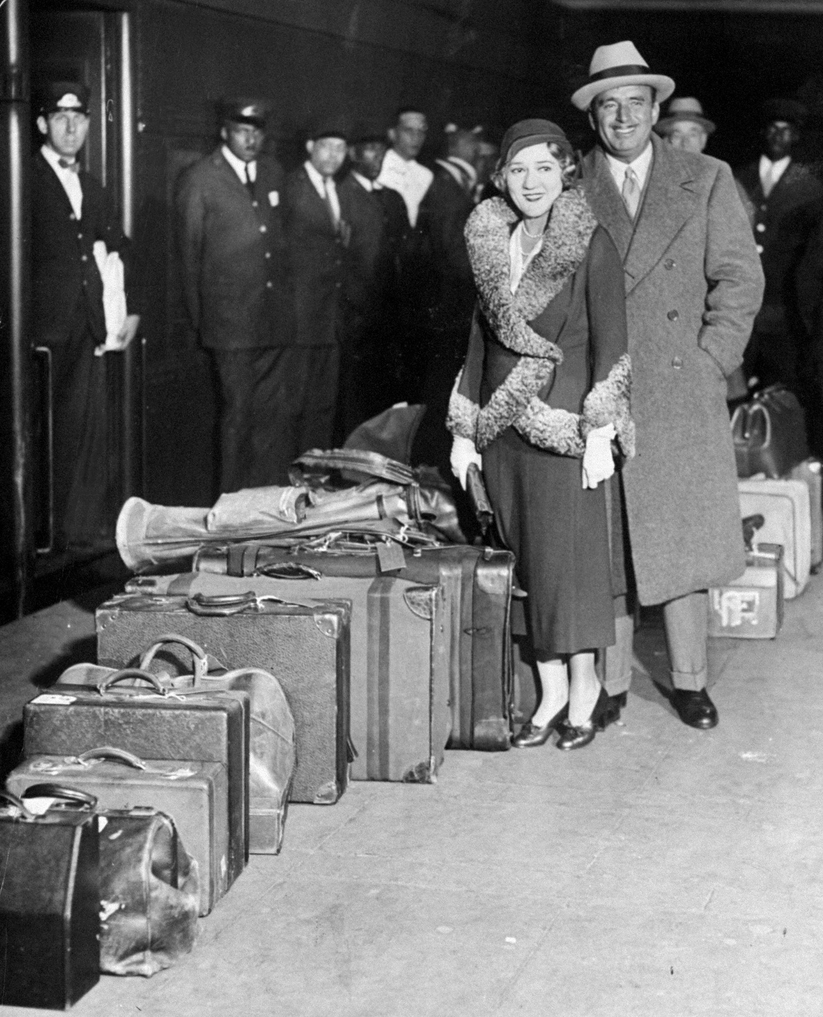 Mary Pickford and Douglas Fairbanks stand at the Grand Central Terminal on November 1, 1931 | Photo: Getty Images