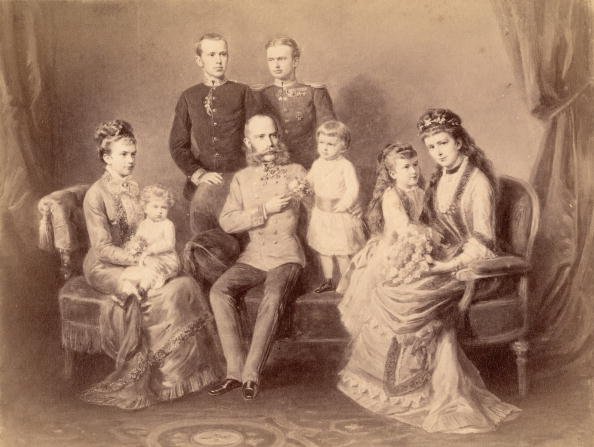 Kaiser Franz Joseph mit seiner Frau Elisabeth und seiner Familie. Fotografie nach einer Zeichnung von Georg Decker. Wien. Österreich | Quelle: Getty Images