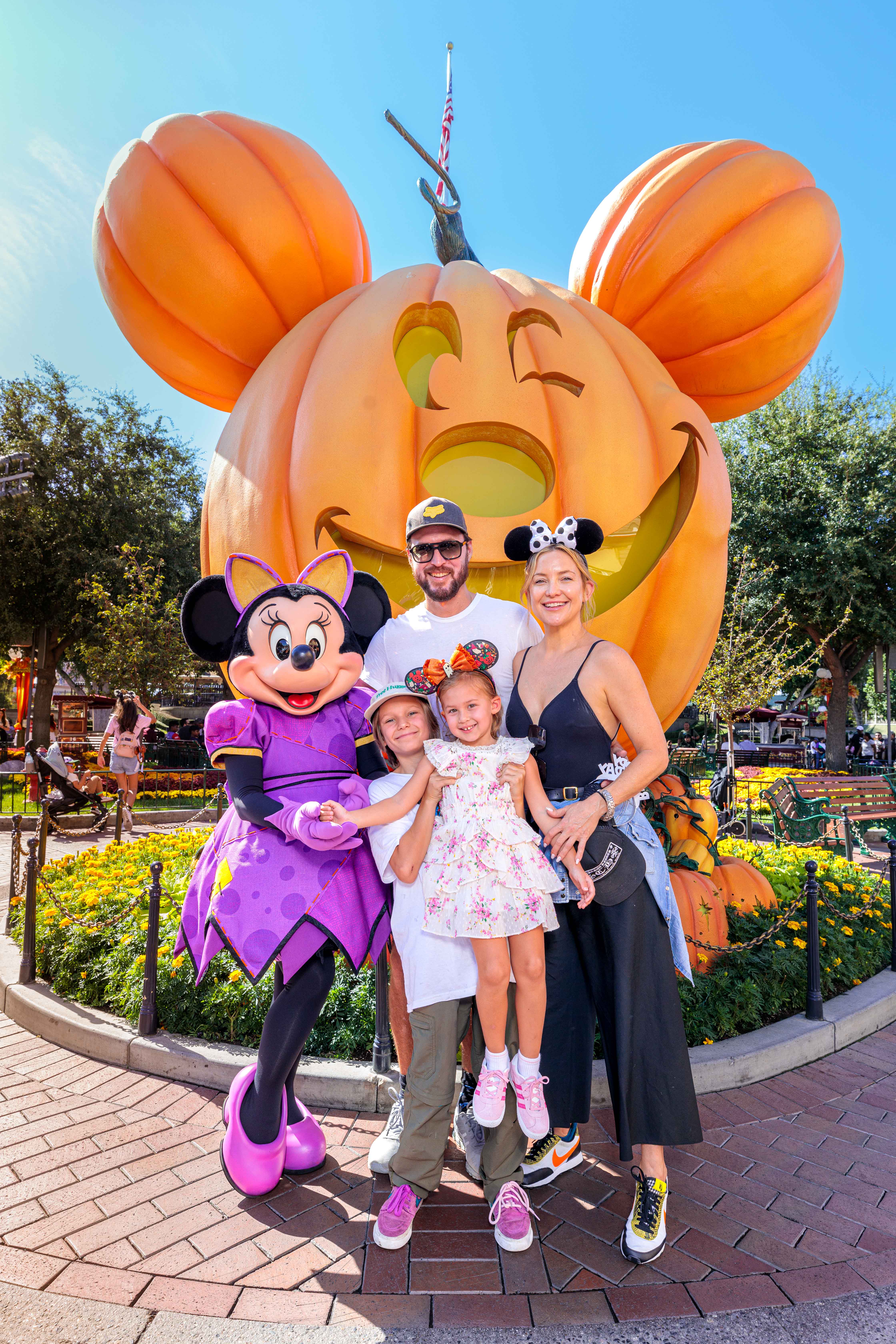 Rani Rose Hudson Fujikawa with her family at Disneyland Park on September 26, 2022, in Anaheim, California. | Source: Getty Images