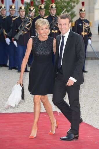 Emmanuel Macron et son épouse Brigitte Trogneux arrivent pour le dîner d'État offert par le président français François Hollande à l'Elysée le 2 juin 2015 à Paris. | Photo : Getty Images