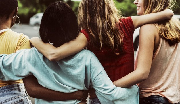 Freunde umarmen sich | Quelle: Freepik