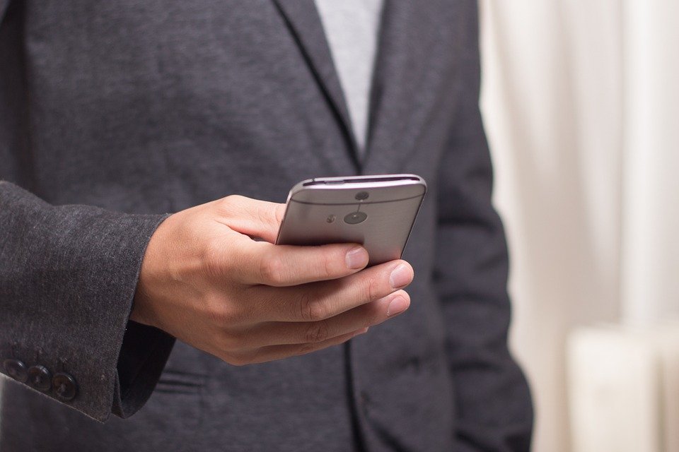 A man holding his mobile phone. | Photo: Pixabay