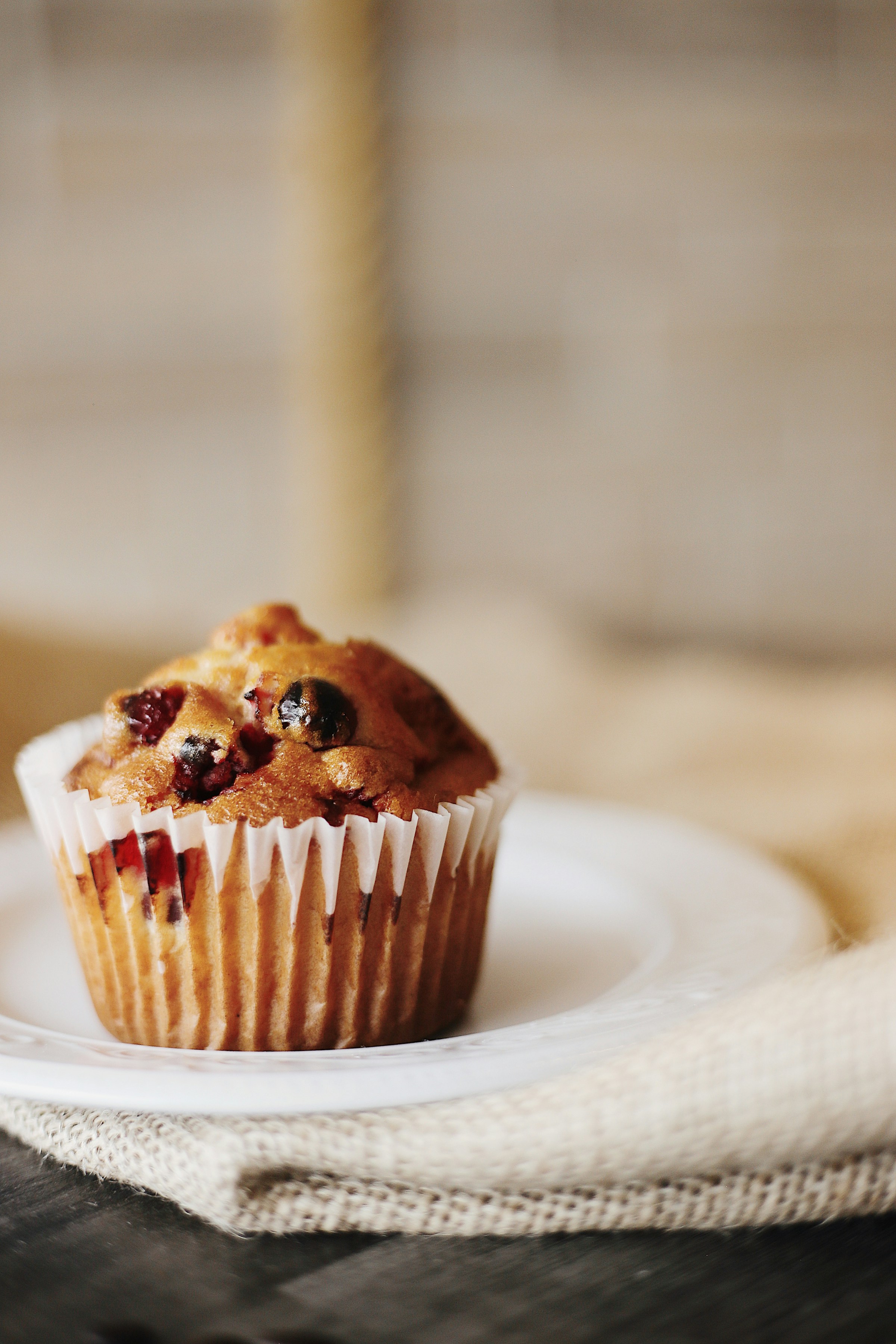 A muffin on a plate | Source: Unsplash