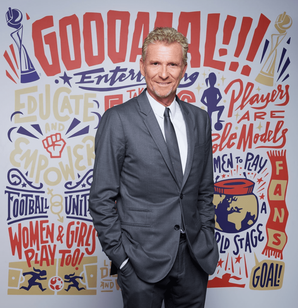 PARIS, FRANCE - DECEMBRE 08 : Denis Brogniart pose pour un portrait lors du tirage au sort de la Coupe du monde féminine de la FIFA France 2019 à La Seine Musicale le 8 décembre 2018 à Paris, France. | Photo : Getty Images