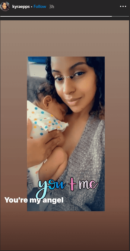 Kyra Epps took a selfie with her daughter Indiana Rose Epps sleeping on her chest | Source: Instagram.com/kyraepps