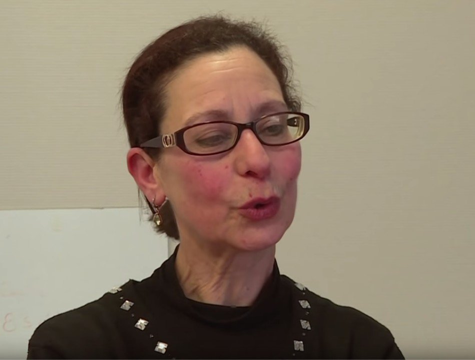 Saïda qui témoigne avec émotion. l Source: YouTube/ L'Obs