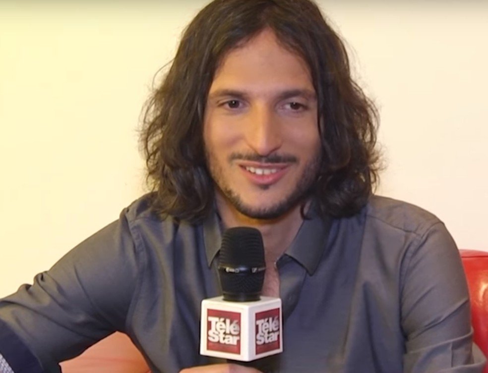 Xavier au cours d'une interview pour Télé Star. l Source : YouTube/Télé Star