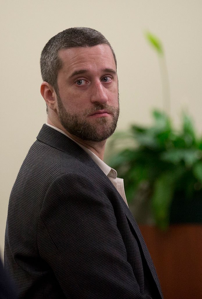 Dustin Diamond regarde ses avocats pendant son procès au tribunal du comté d'Ozaukee le 29 mai 2015. | Photo : Getty Images