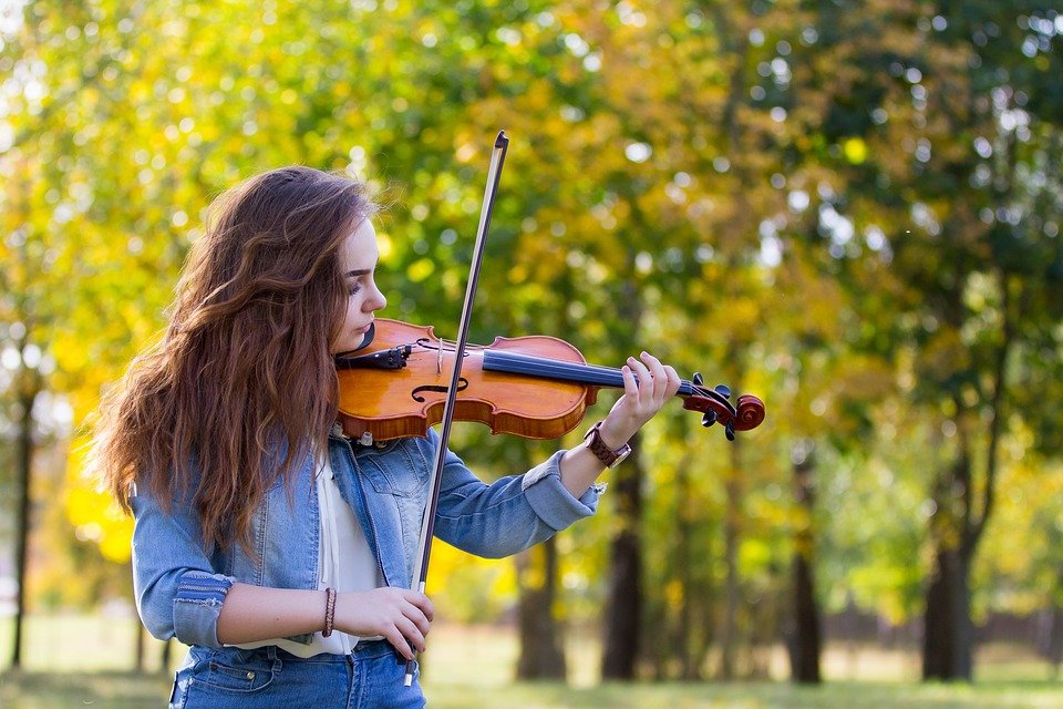 Mujer tocando violín. | Foto: Pixabay