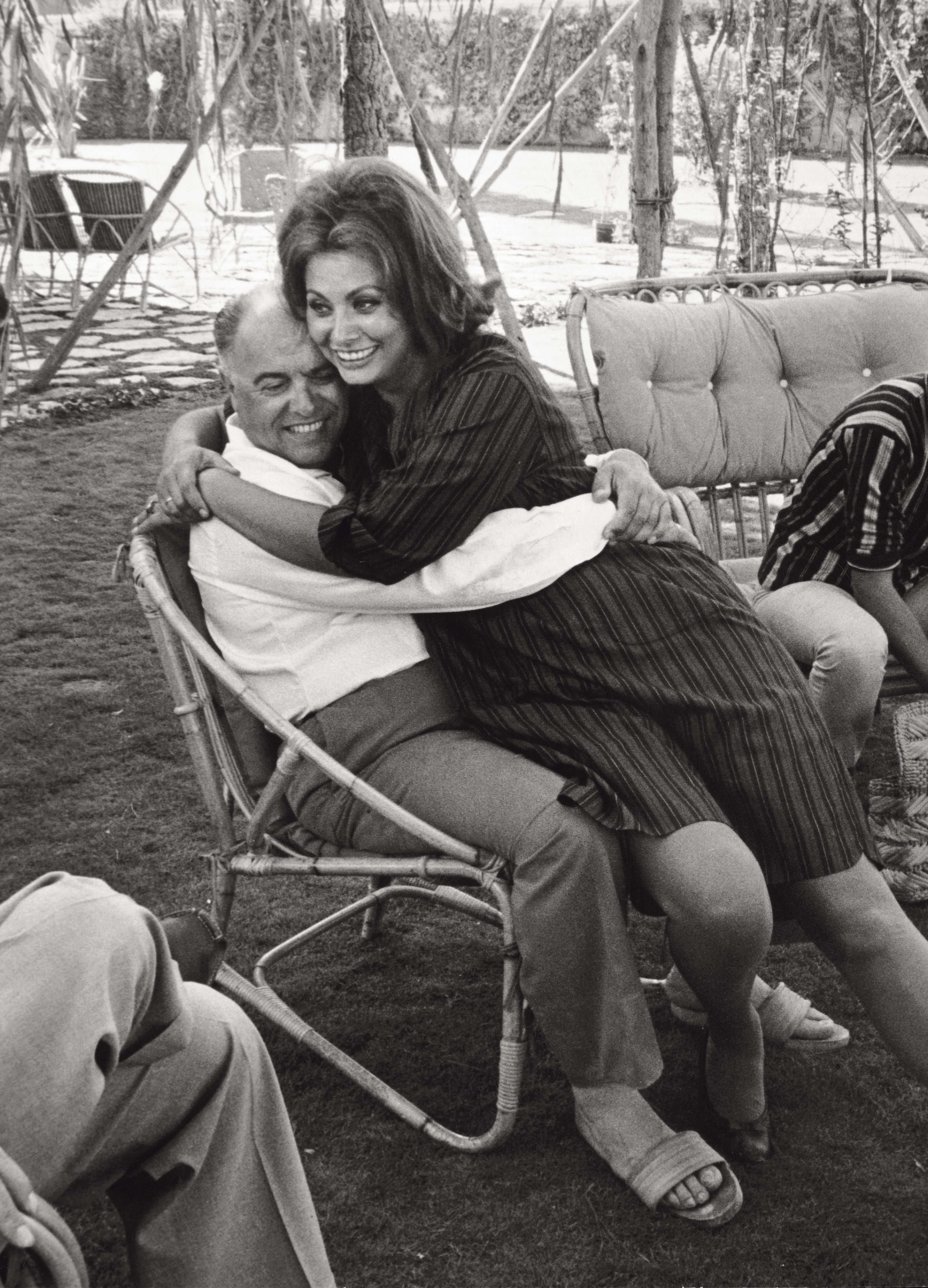Carlo Ponti Sr. and Sophia Loren embracing in the garden, in 1962. | Source: Pierluigi Praturlon/Reporters Associati & Archivi/Mondadori Portfolio/Getty Images