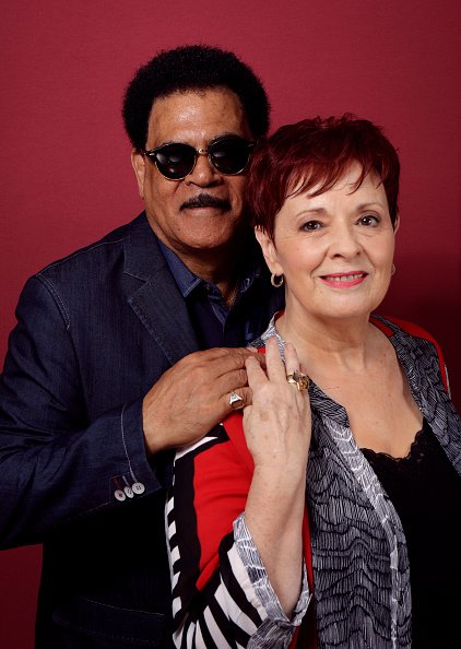 Fabienne Thibeault et son mari Christian Montagnac posent lors d'une séance de portraits à Paris, France le 23/08/2017. | Photo : Getty Images