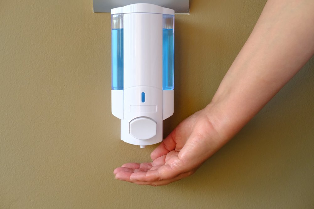 Persona lavándose las manos con dispensador automático de gel antibacterial. | Foto: Shutterstock Persona lavándose las manos con dispensador automático de gel antibacterial. | Foto: Shutterstock