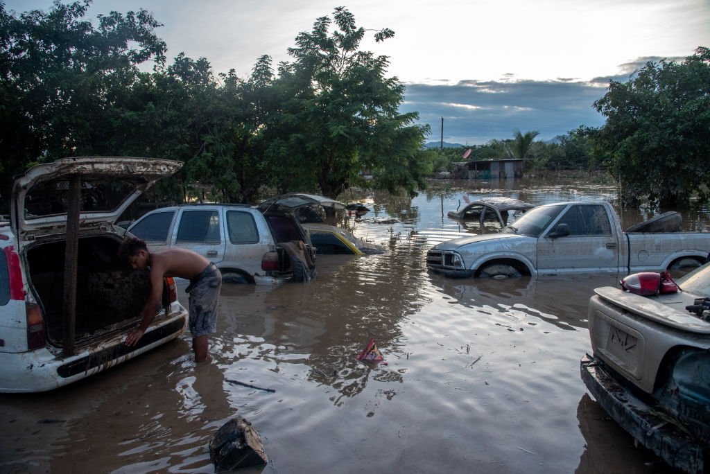 Cars stranded on a highway days after Hurricane Eta hit San Pedro Sula, Honduras. November 7, 2020 | Source: Getty Images