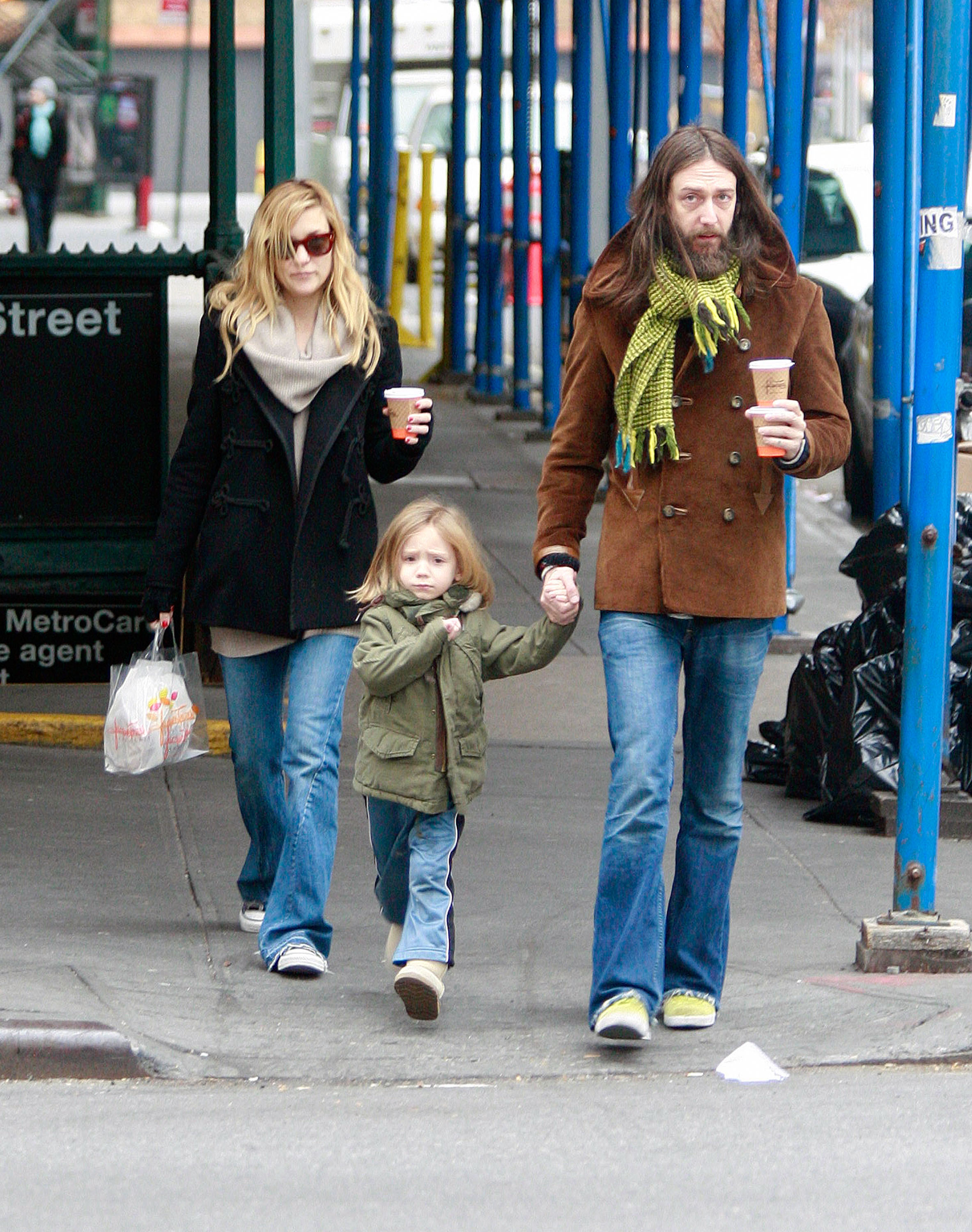 Kate Hudson, Ryder Robinson, and Chris Robinson in SOHO in December 2007 | Source: Getty Images