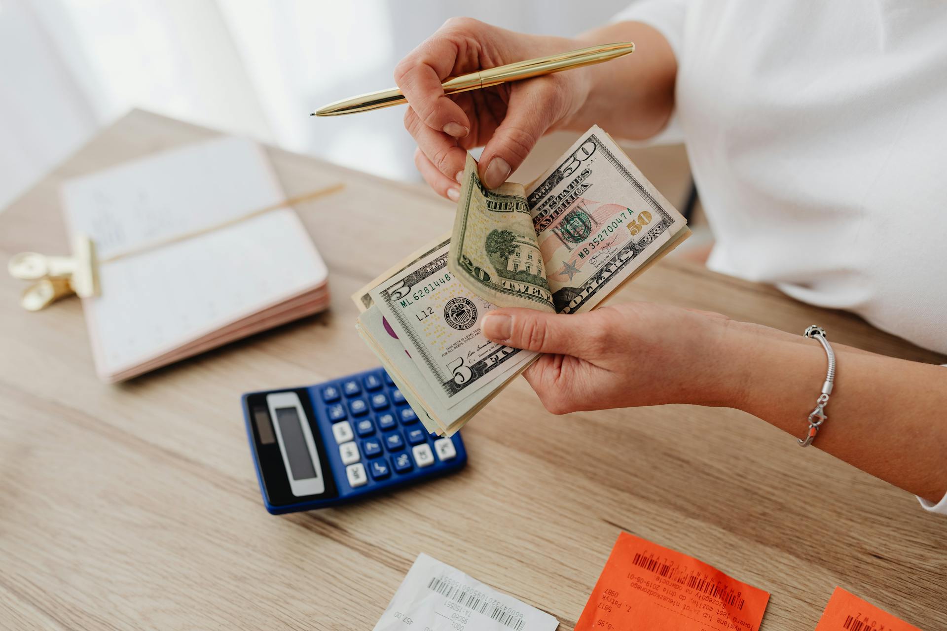 A woman counting her money | Source: Pexels