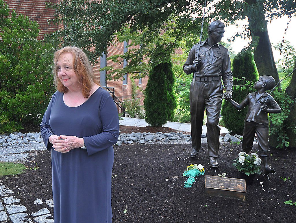 Betty Lynn pays her respects at the Andy Griffith statue on July 3, 2012 in Mt. Airy, North Carolina | Photo: Getty Images