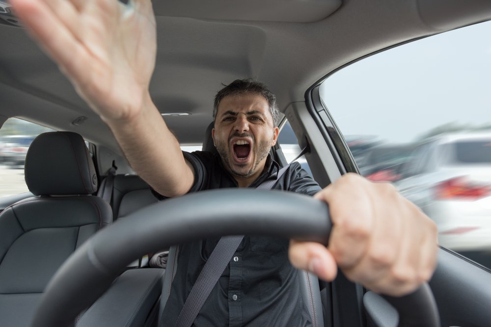 Un homme en colère au volant de son véhicule. | Source : Shutterstock Un homme en colère au volant de son véhicule. | Source : Shutterstock