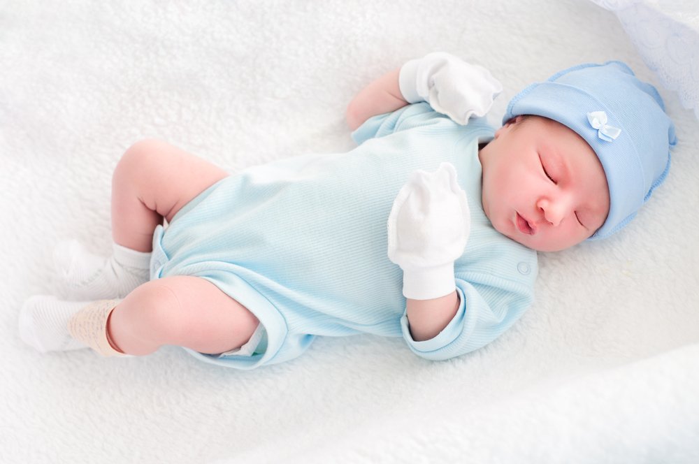 Bebé con guantes. || Fuente: Shutterstock