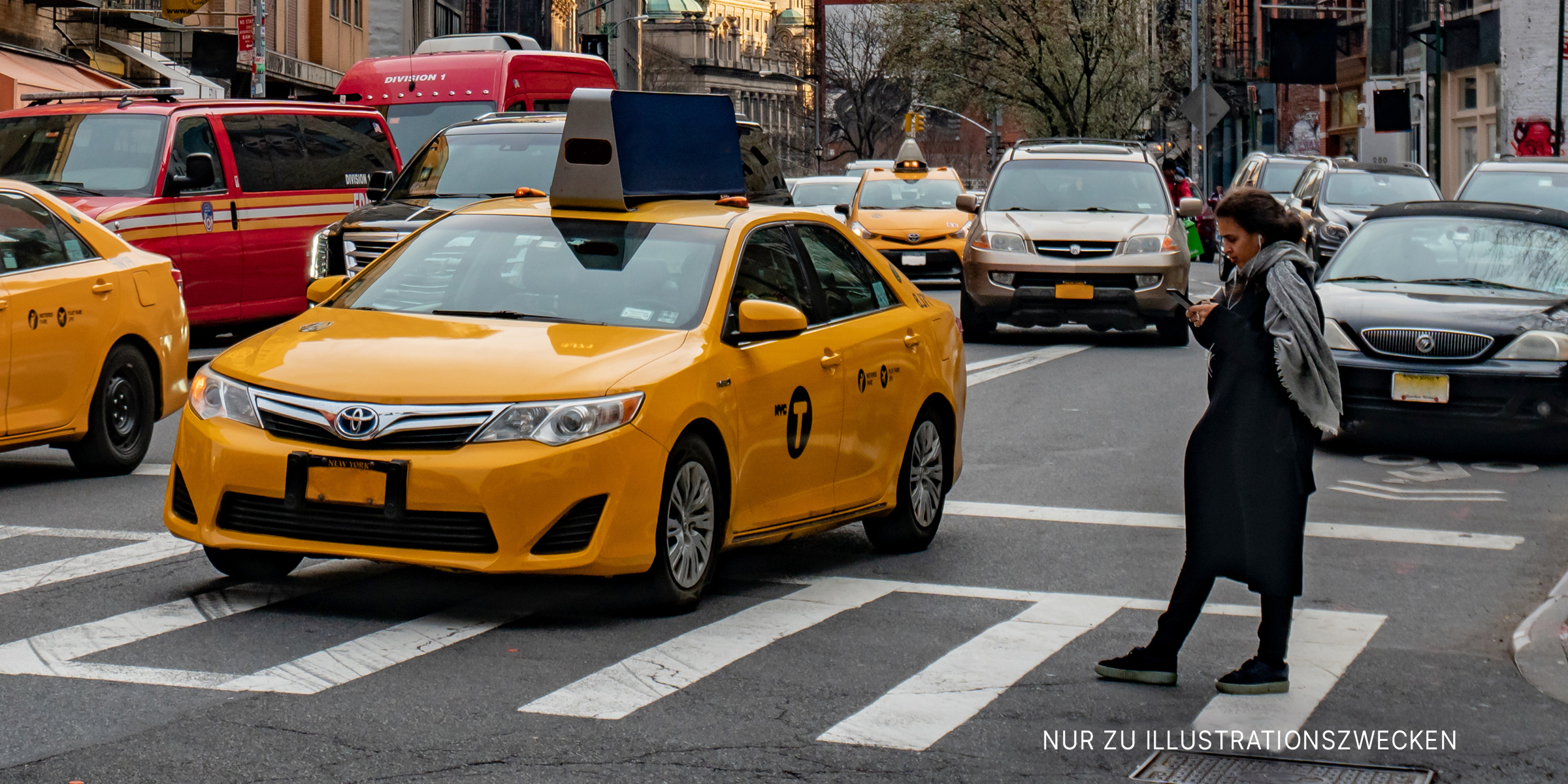 Taxi auf einer Straße | Quelle: Shutterstock