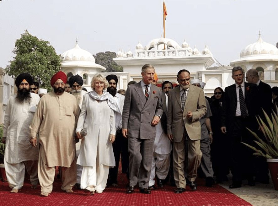 Le cinquième jour de la tournée royale du Pakistan, le prince Charles et Camilla visitent le Sikh Gurdwara à Lahore, le 2 novembre 2006 à Lahore, au Pakistan | Source: Chris Jackson / Getty Images