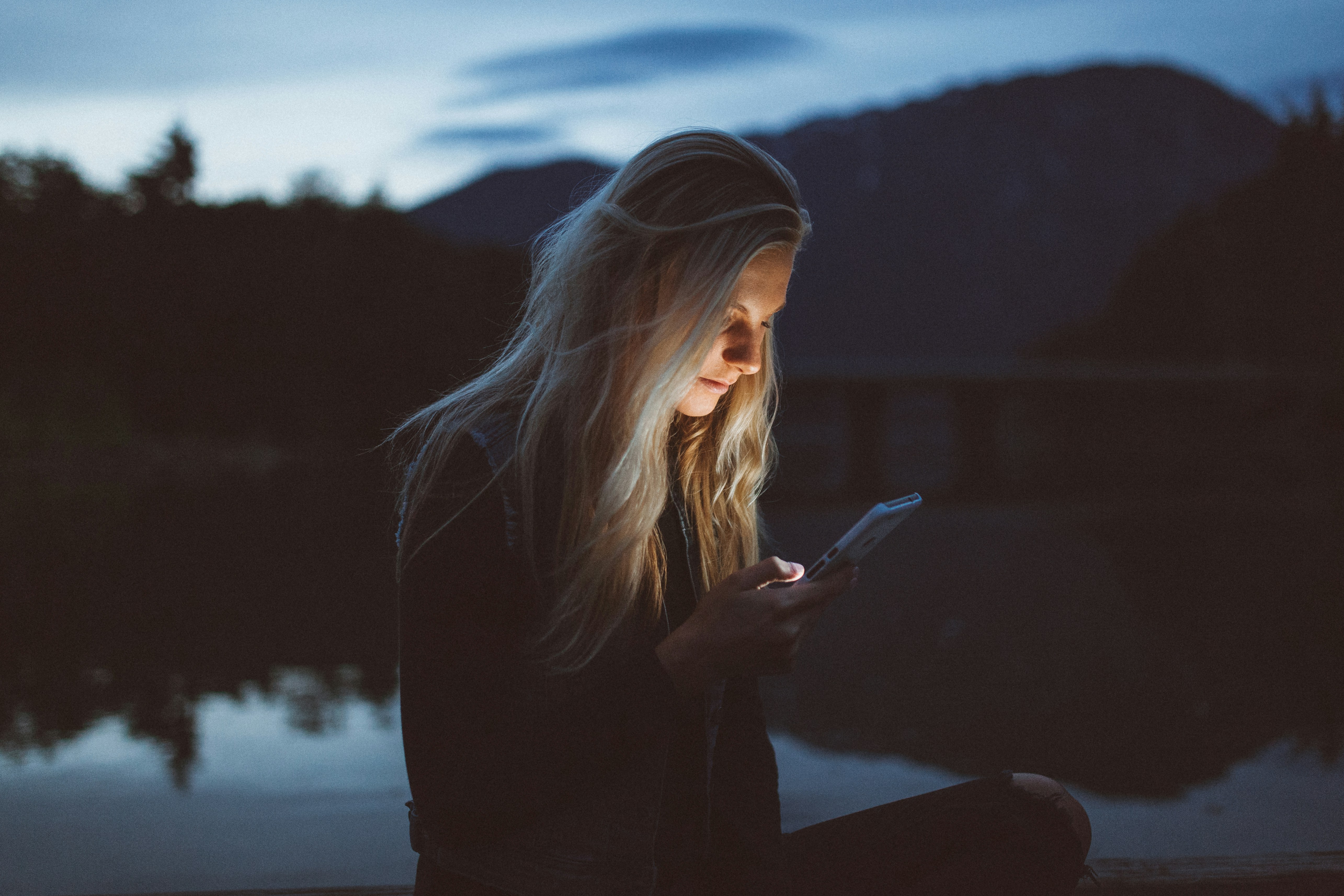 A woman using her phone | Source: Unsplash