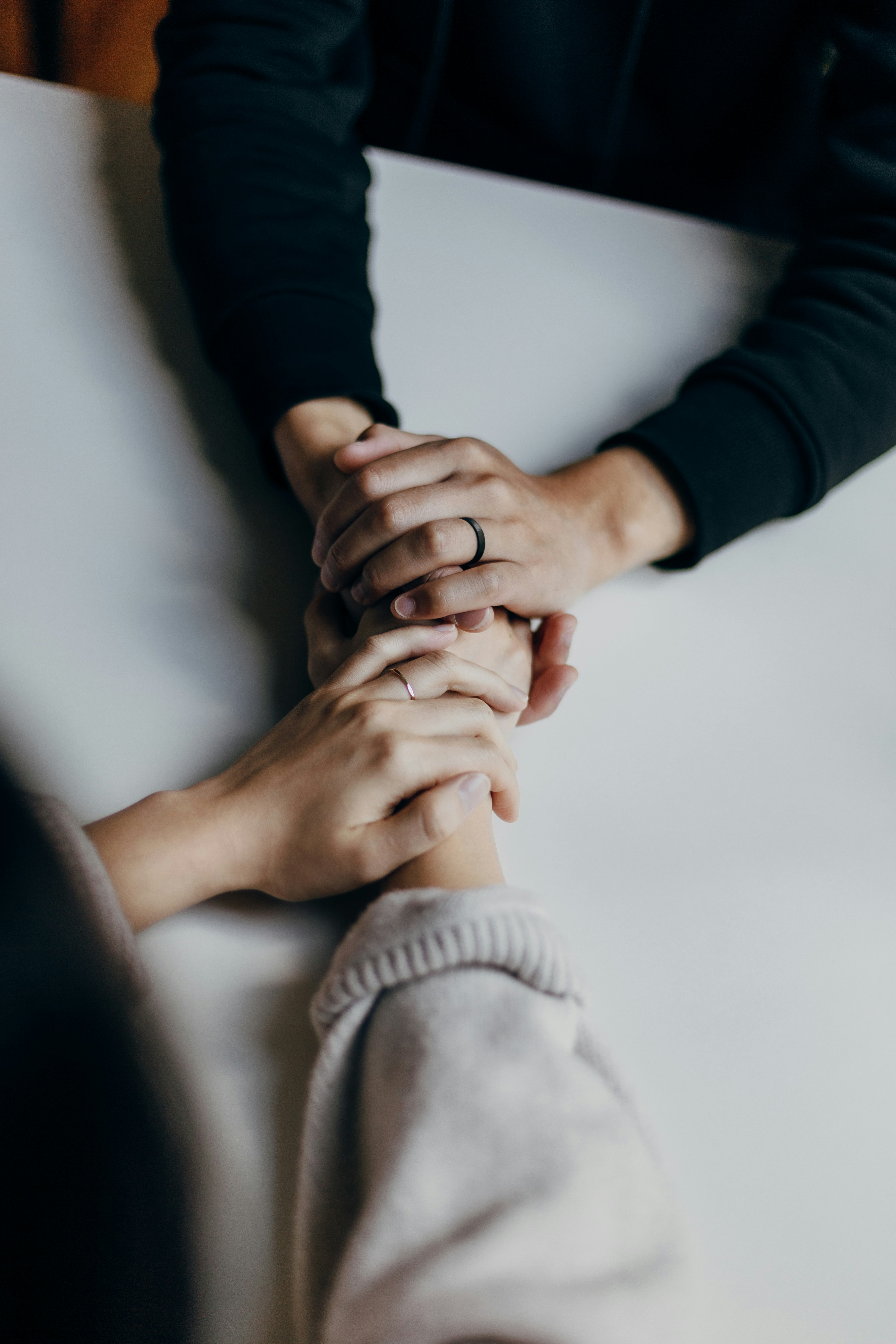 Two people holding hands | Source: Pexels