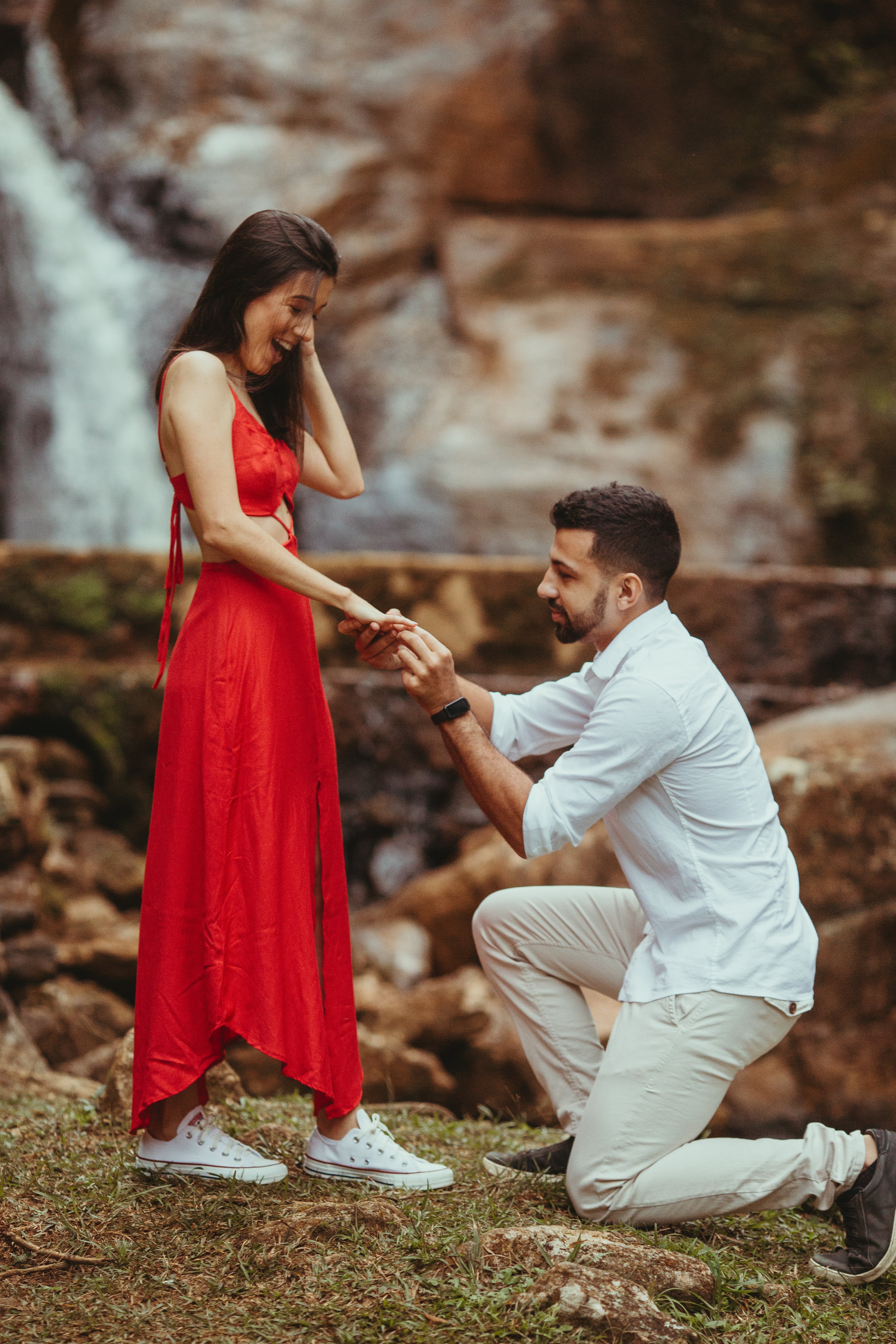 A man kneeling on one knee while proposing to his partner outdoors | Source: Pexels