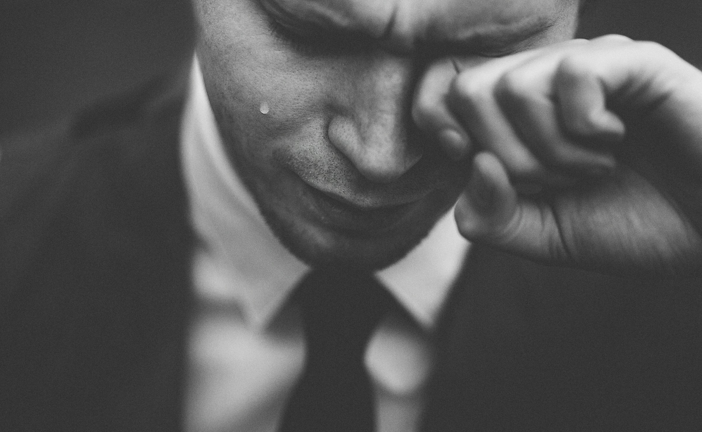 Man wiping his tears | Source: Unsplash