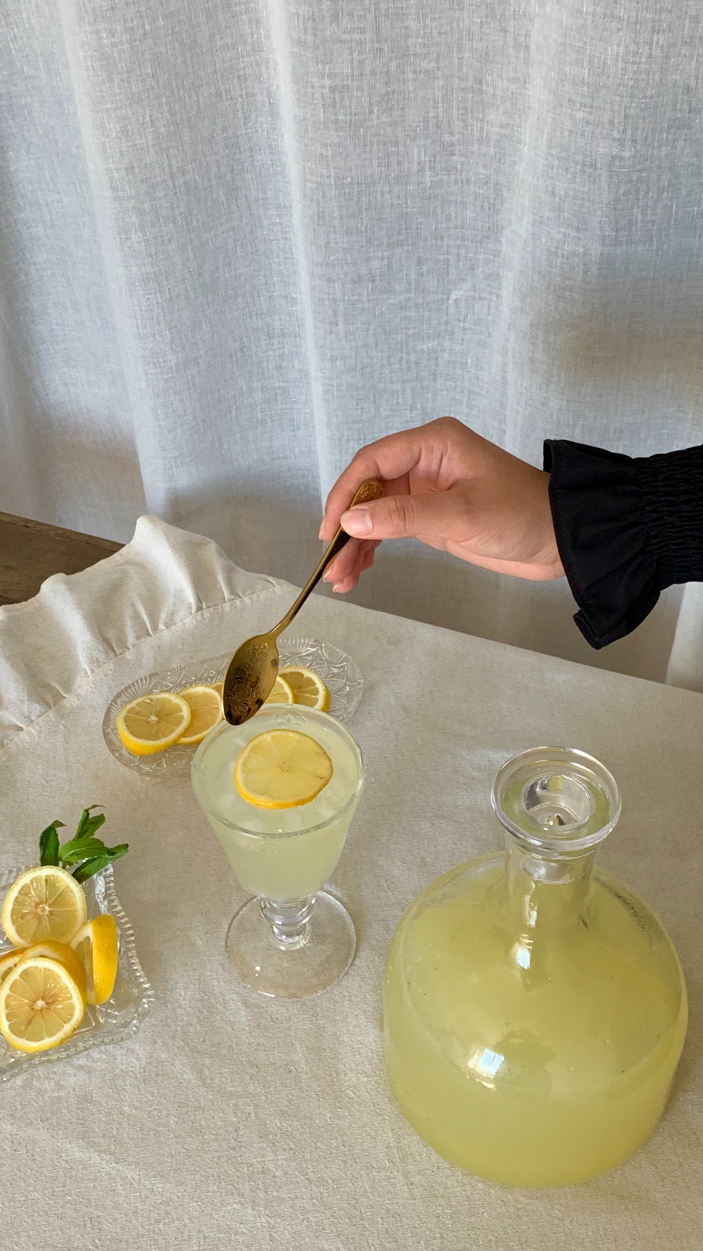 A jar and a glass of lemonade. | Source: Pexels