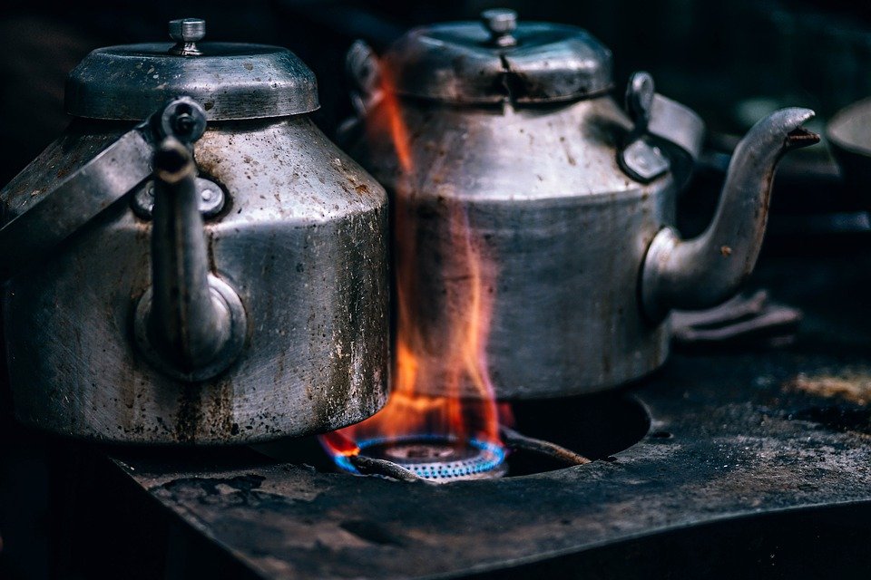 Two kettles on fire in the kitchen. Source: Pixabay