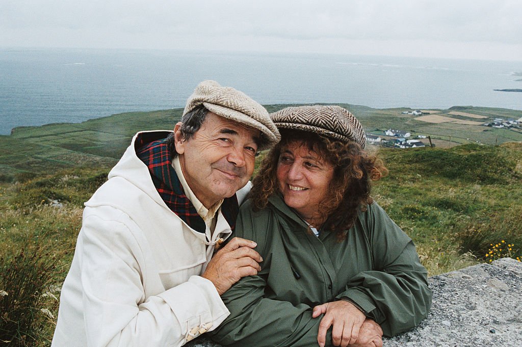 Pierre Perret avec sa femme Rebecca lors de leur voyage au Connemara. | Photo : Getty Images