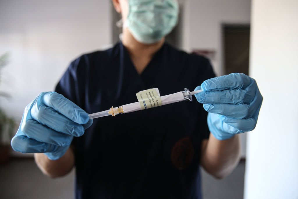 Trabajador de la salud sostiene prueba de la vacuna contra la COVID-19 por Pfizer y BioNTech. | Foto: Getty Images