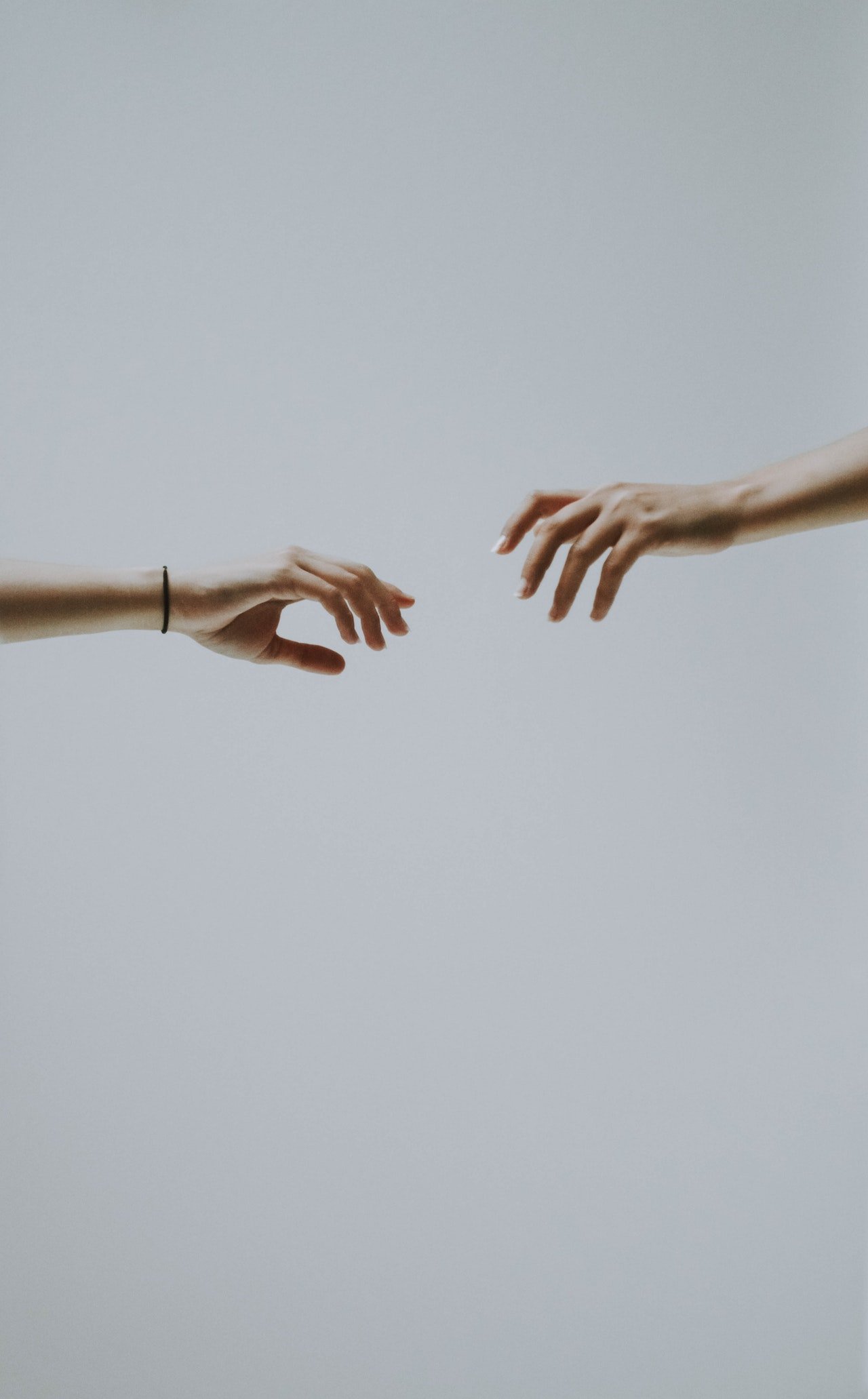 Couple of hands| Photo: fotografierende from Pexels