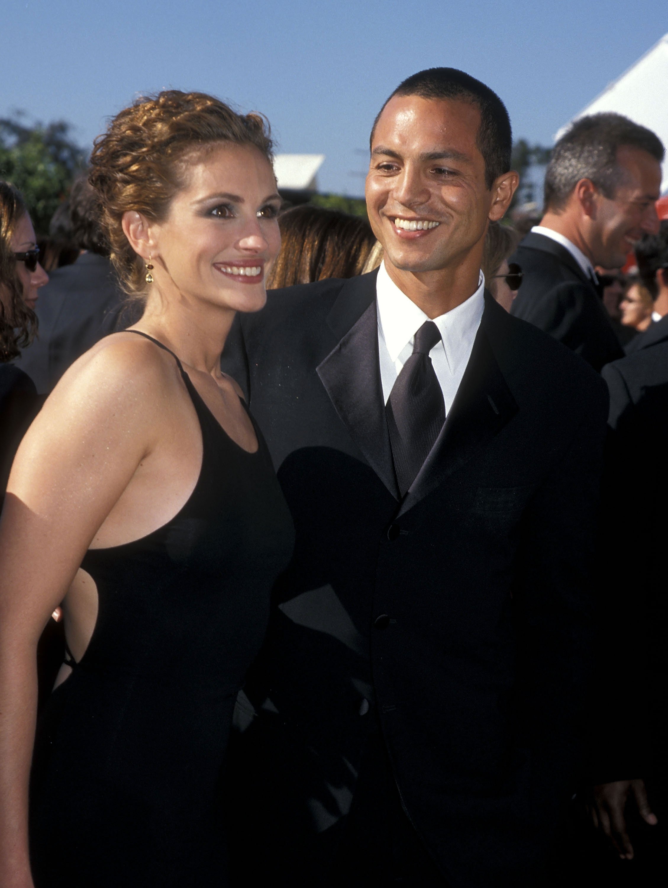 Actress Julia Roberts and actor Benjamin Bratt attend the 51st Annual Primetime Emmy Awards on September 12, 1999 at Shrine Auditorium in Los Angeles, California | Source: Getty Images