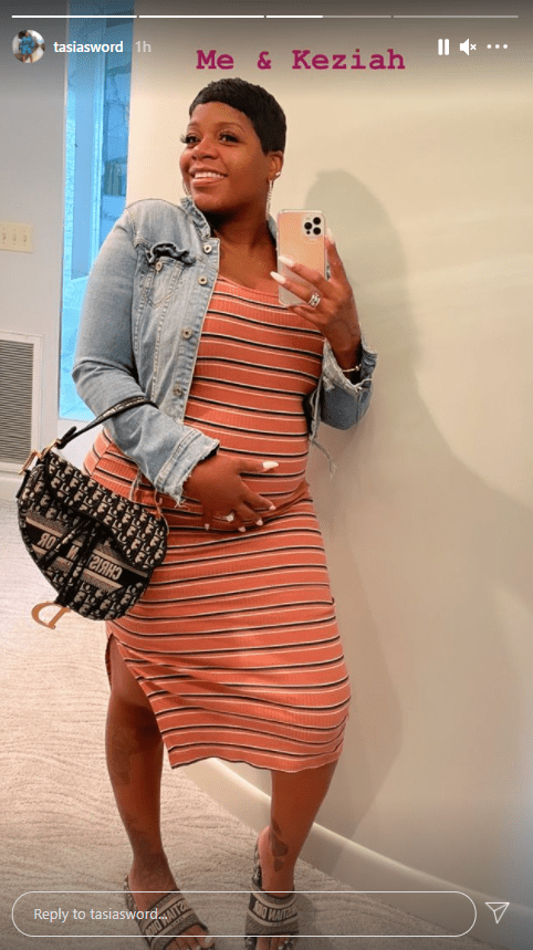 Fantasia Barrino taking a picture of herself holding her baby bump | Source: Instagram/tasiasword