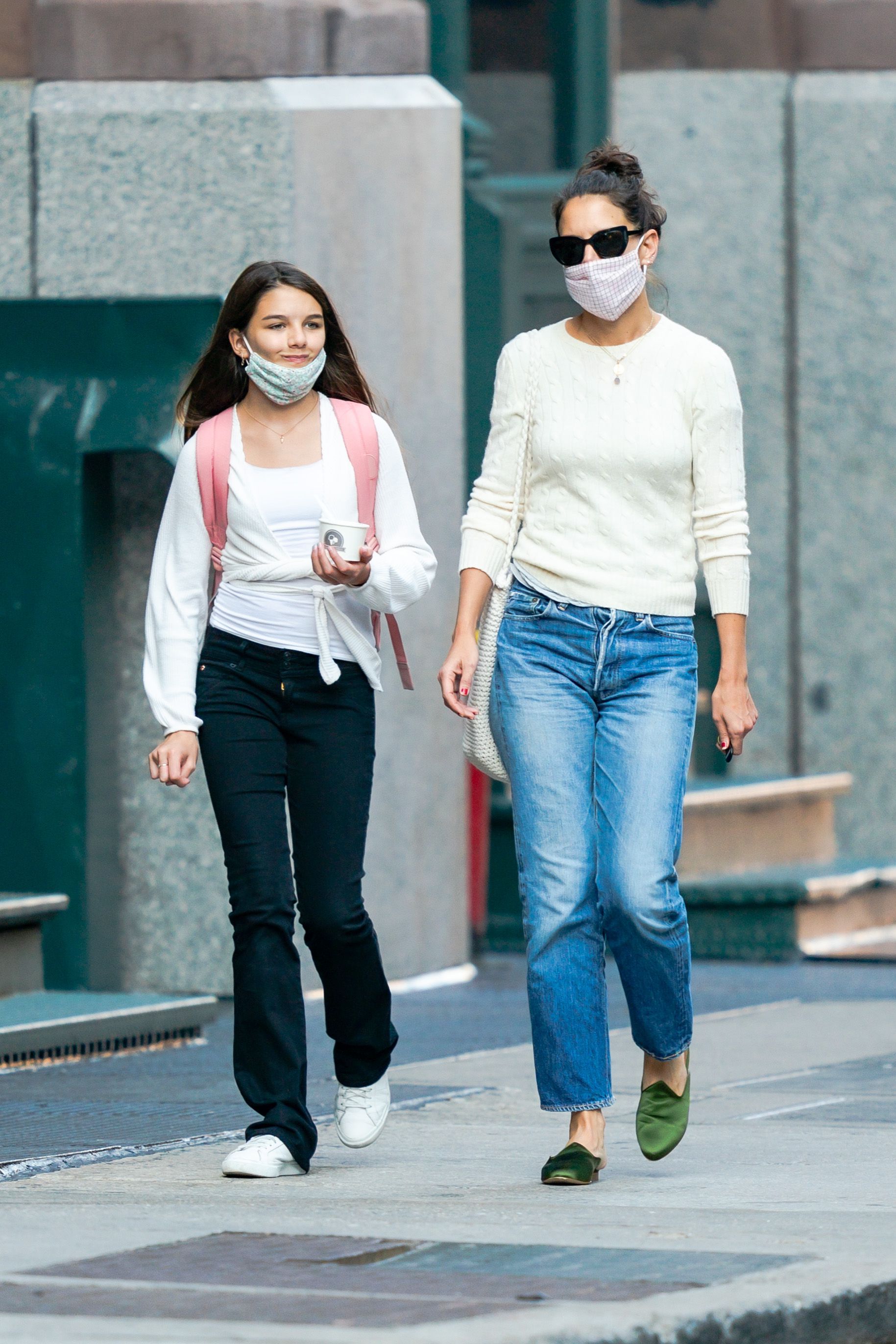 Aktris Katie Holmes ve kızı Suri, 8 Eylül 2020'de New York'ta |  Kaynak: Getty Images
