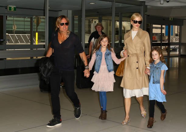 Nicole Kidman and Keith Urban arrive at Sydney airport with their daughters Faith Margaret and Sunday Rose on March 28, 2017, in Sydney, Australia. | Source: Getty Images.