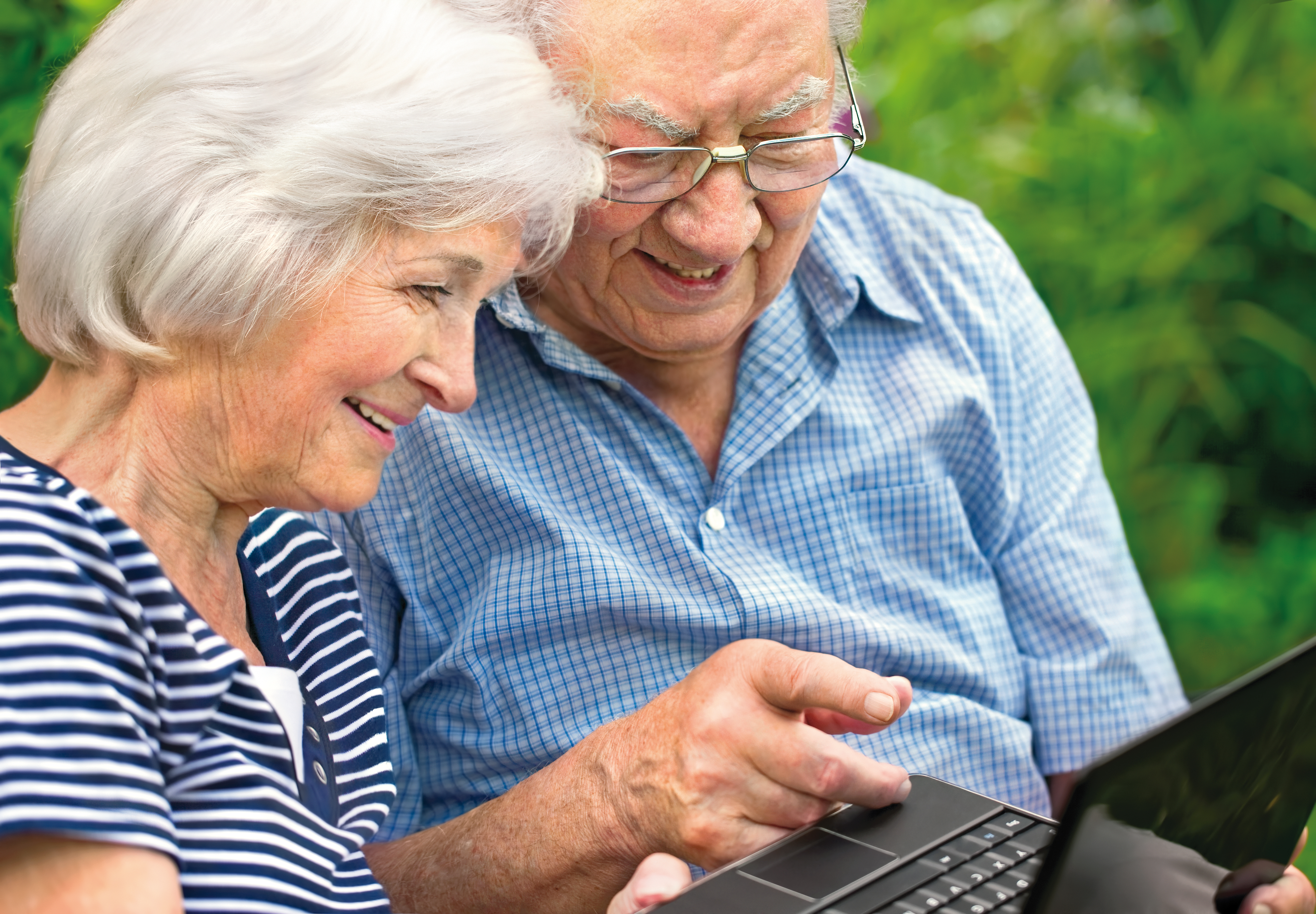 Un couple de personnes âgées en appel vidéo | Source : Shutterstock