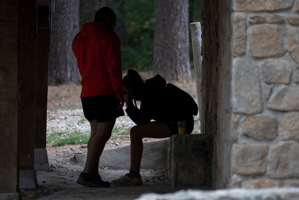 Olivia Fresneda, hija de Blanca Fernández Ochoa, hace un gesto mientras buscaban a su madre el 2 de septiembre de 2019 en Madrid, España. | Imagen: Getty Images Olivia Fresneda, hija de Blanca Fernández Ochoa, hace un gesto mientras buscaban a su madre el 2 de septiembre de 2019 en Madrid, España. | Imagen: Getty Images