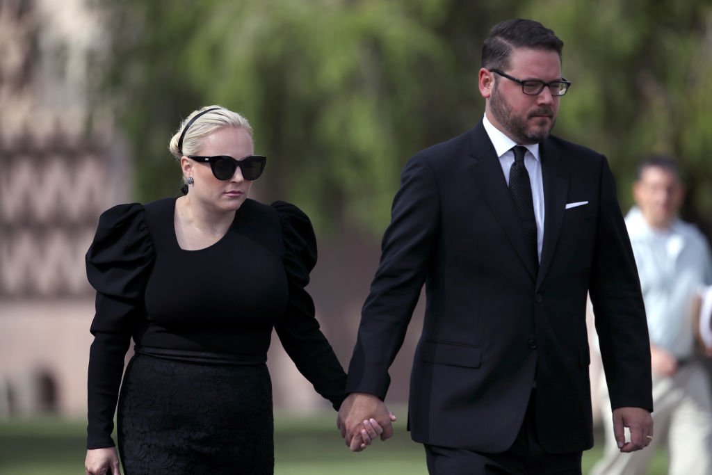  Meghan McCain walks with her husband Ben Domenech as the casket of U.S. Sen. John McCain leaves the Arizona State Capitol to go to a memorial service at the North Phoenix Baptist Church on August 30, 2018 | Photo: Getty Images