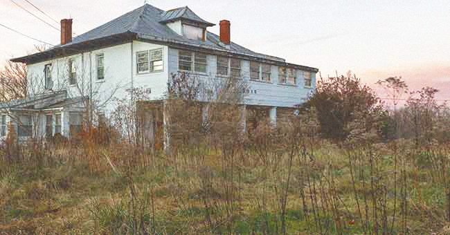 A big house with overgrown grass in front | Source: Shutterstock