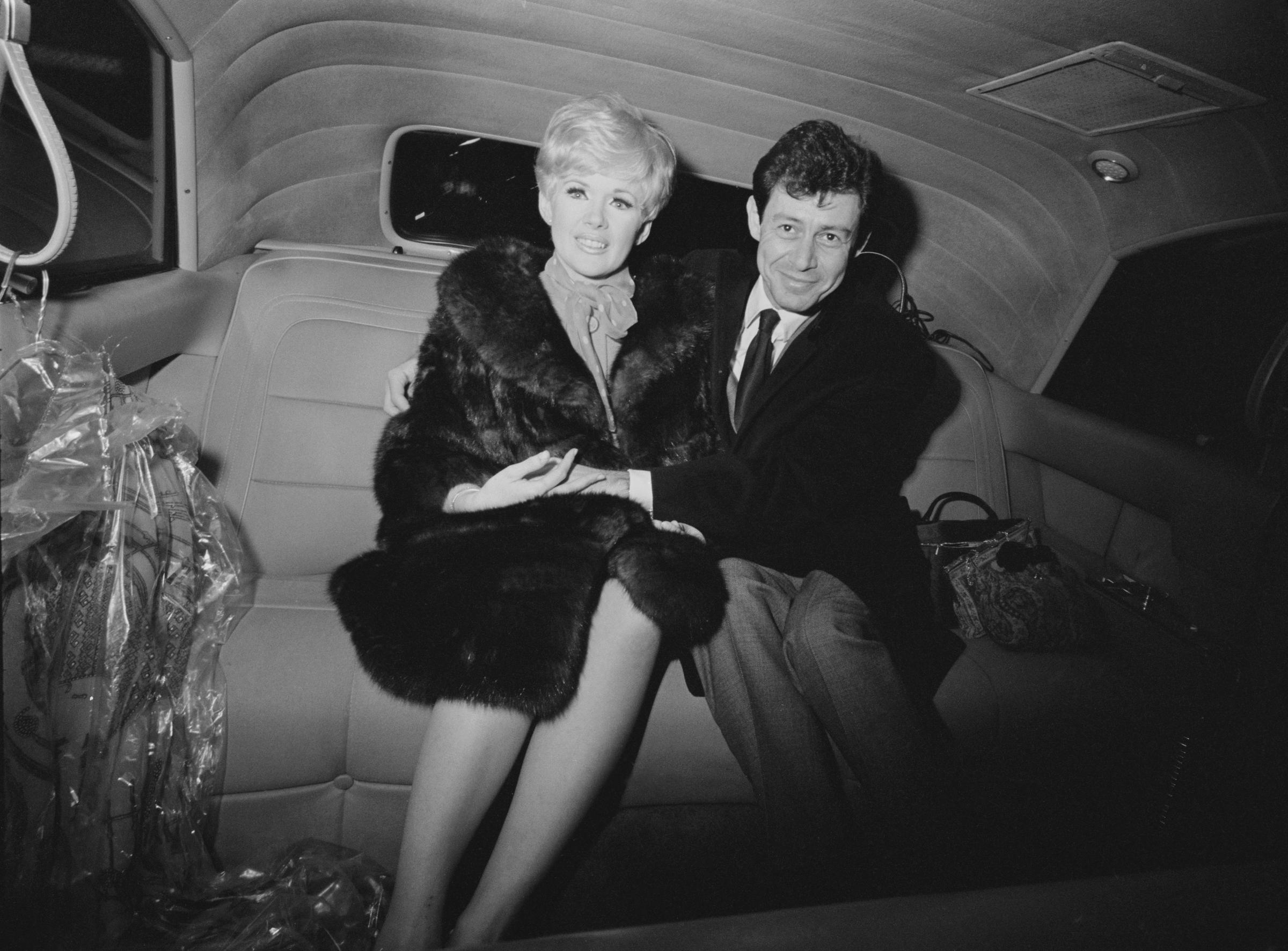 The actress and Eddie Fisher pictured in a car on February 4, 1967, in the United Kingdom. | Source: Getty Images