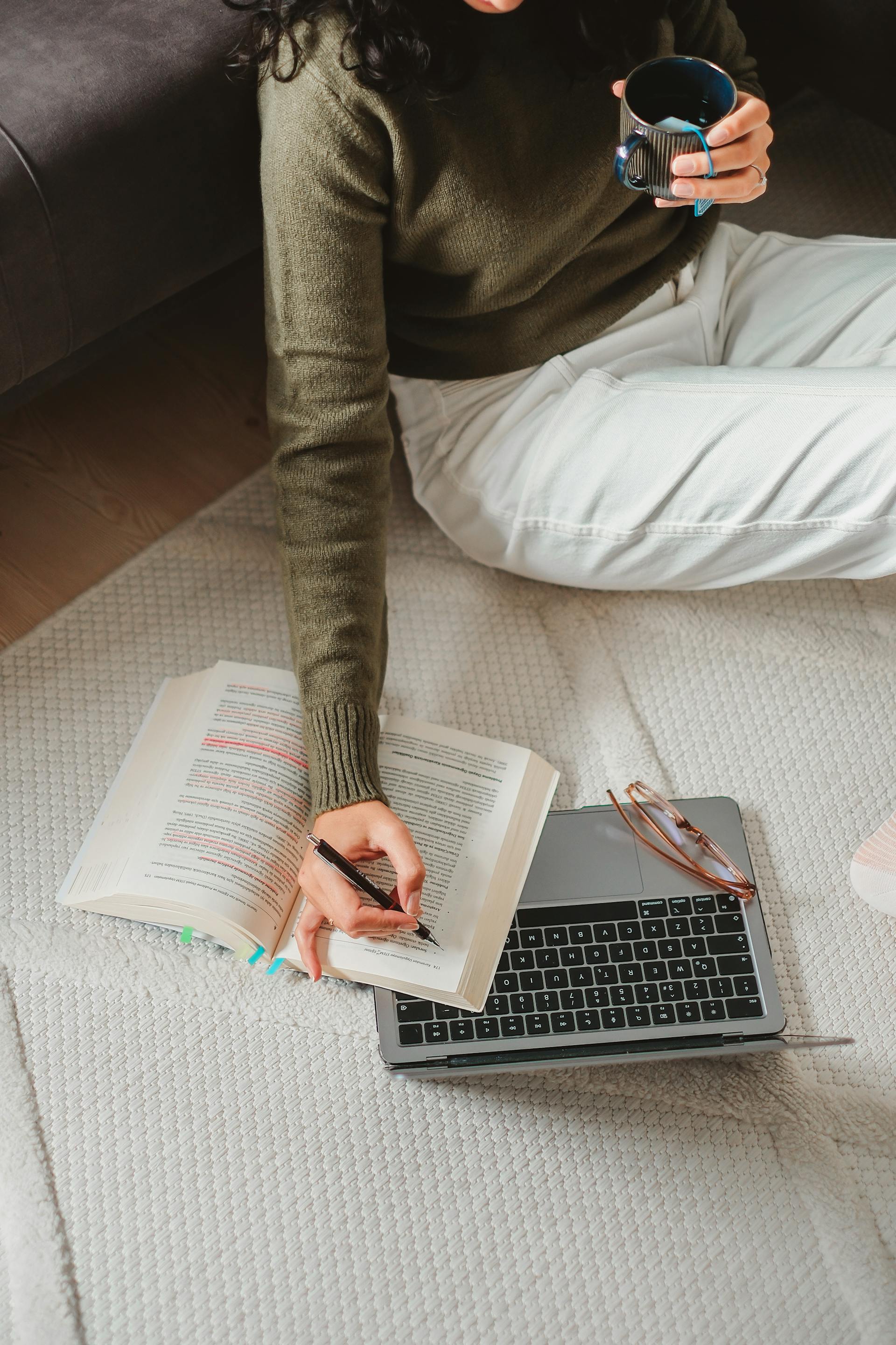 A woman studying | Source: Pexels