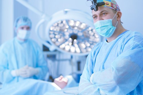 Un médecin en salle d'opération | Photo : Shutterstock