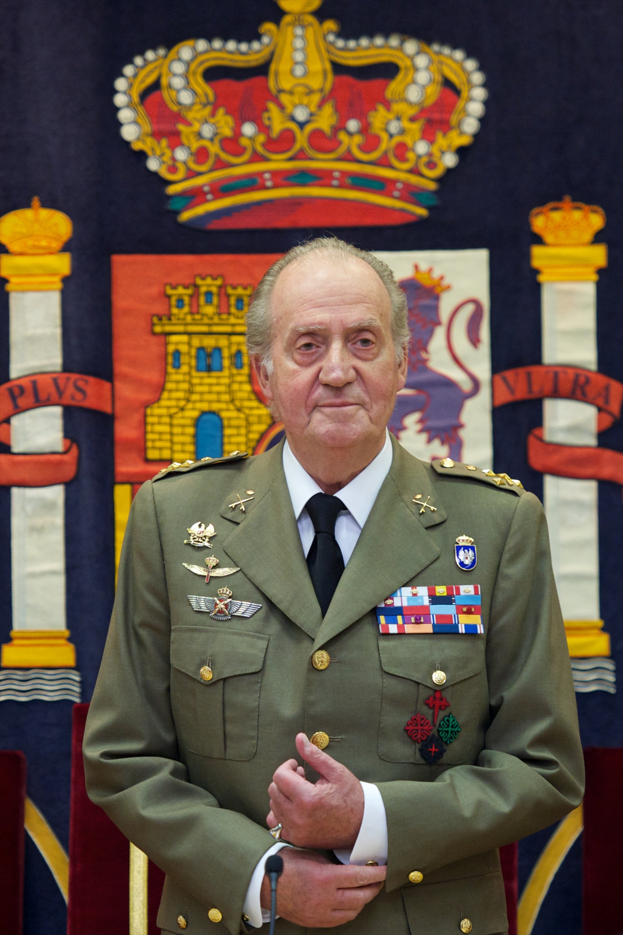 El rey Juan Carlos de España asistiendo a la clausura del Curso Académico de "Estado Mayor del Ejército de Tierra" el 29 de junio de 2012 en Madrid, España. | Foto: Getty Images