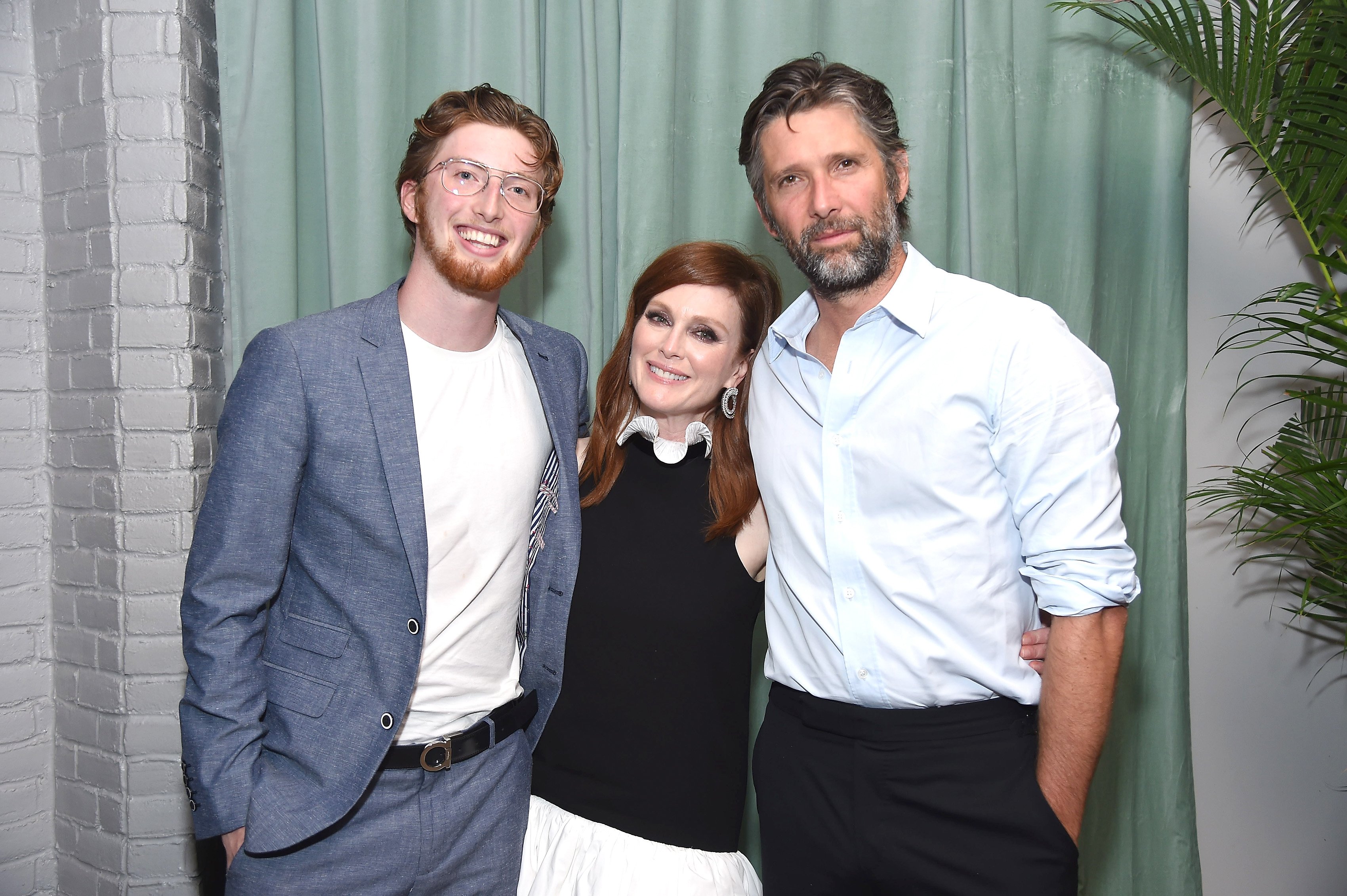 Julianne Moore posed for a picture with her 22-year-old son, Caleb, and husband, Bart Freundlich. | Photo: Getty Images