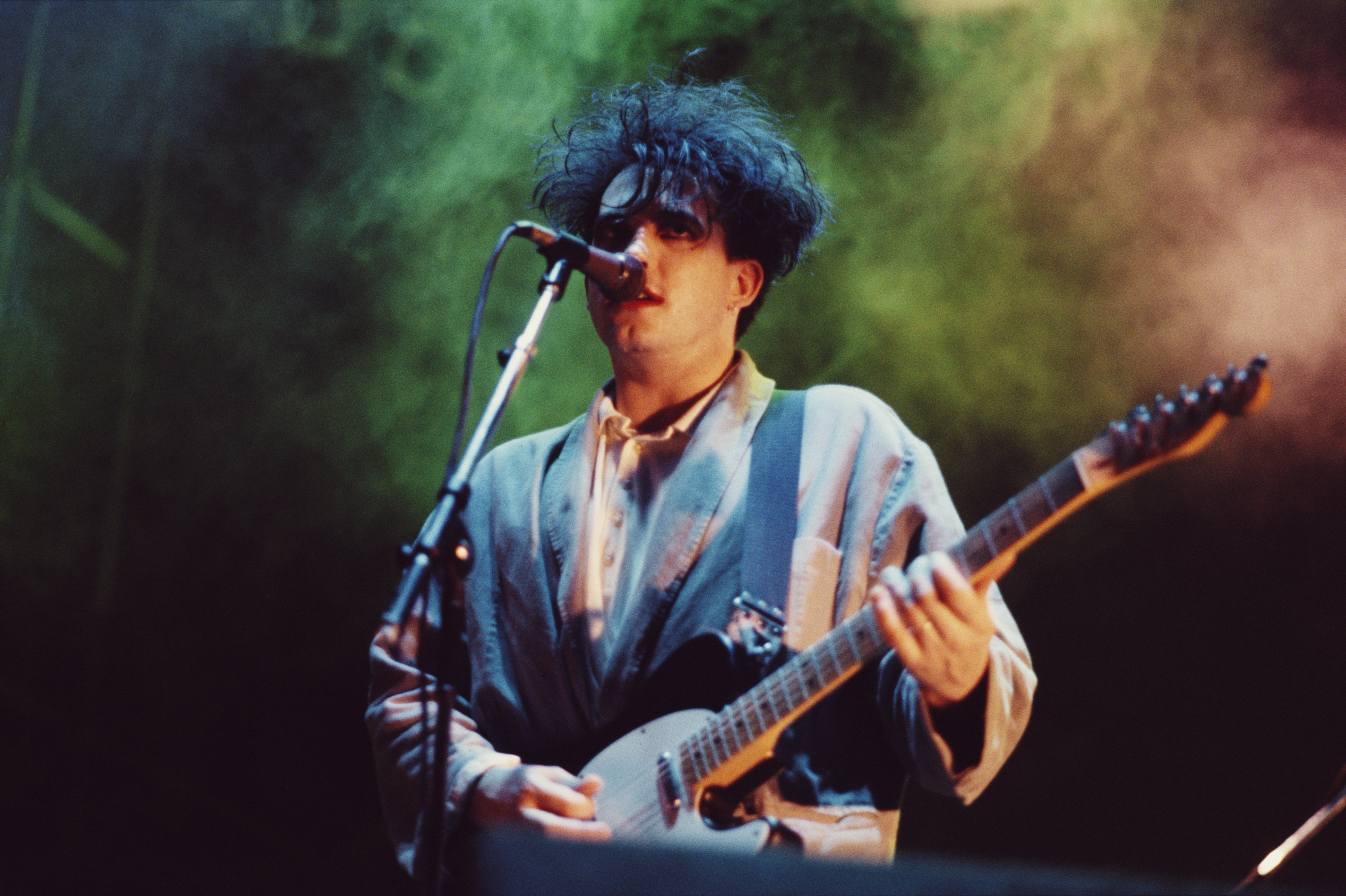 Robert Smith of The Cure performs on stage, Brazil, March 1987. | Source: Getty Images