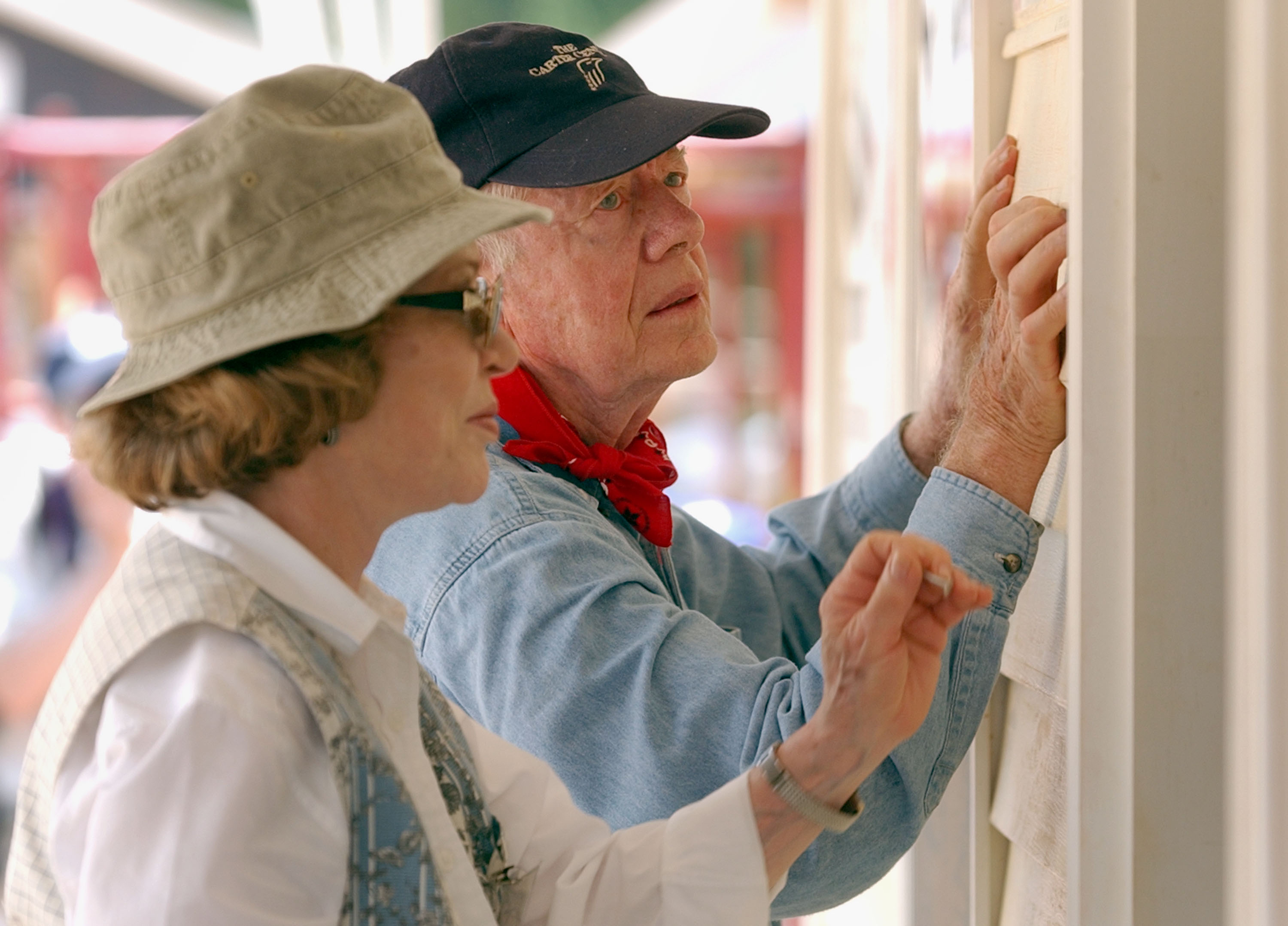 Jimmy and Rosalynn Carter attach siding to the front of a Habitat for Humanity home being built in LaGrange, Georgia, on June 10, 2003. | Source: Getty Images